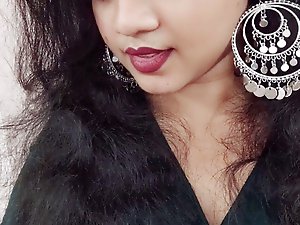 An exceptional mature woman thoroughly enjoys posing