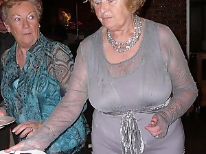 Mature strumpet wants to masturbate the stranger