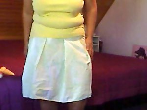 Dissolute momma is posing undressed for money