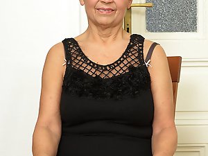 This naughty mature lady loves to play around