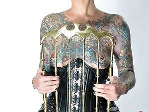 Photo shoot with full body tattooed MILF Cleo - 2