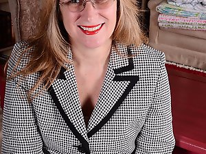 Horny american housewife feeling frisky