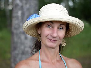 Mature mom is showing her sexy lines on camera