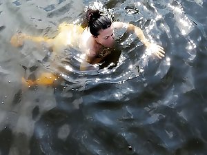 Topless mature momma is giving him what he wants