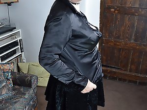 Naughty British Mature slut playing with herself