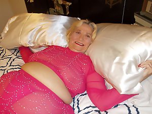 Shapely experienced mom gets ready for sex